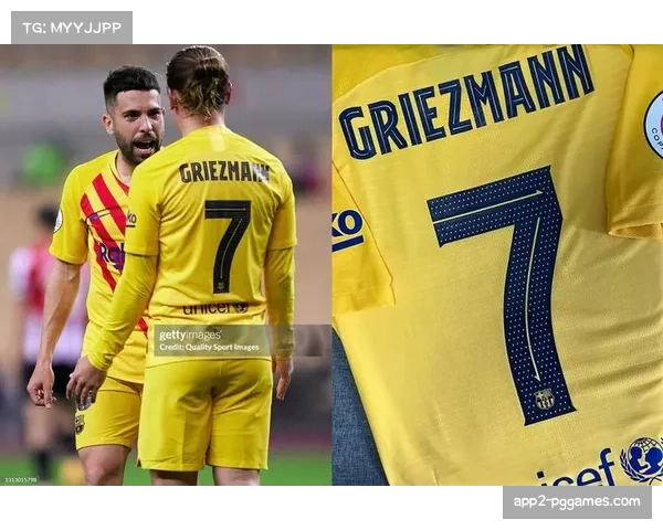 特写：南特老将布拉斯在完成俱乐部百场后，更衣室获赠纪念球衣